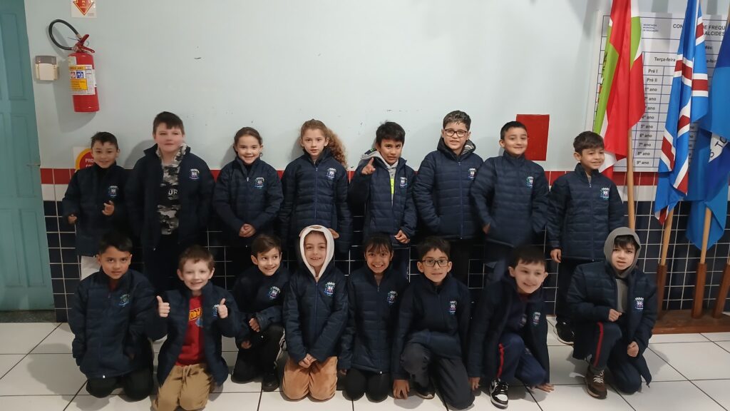 395c671d-7814-4e67-bccc-752913aa4a1c-1024x576 Estudantes da Rede Municipal de Caçador recebem jaquetas para o inverno!