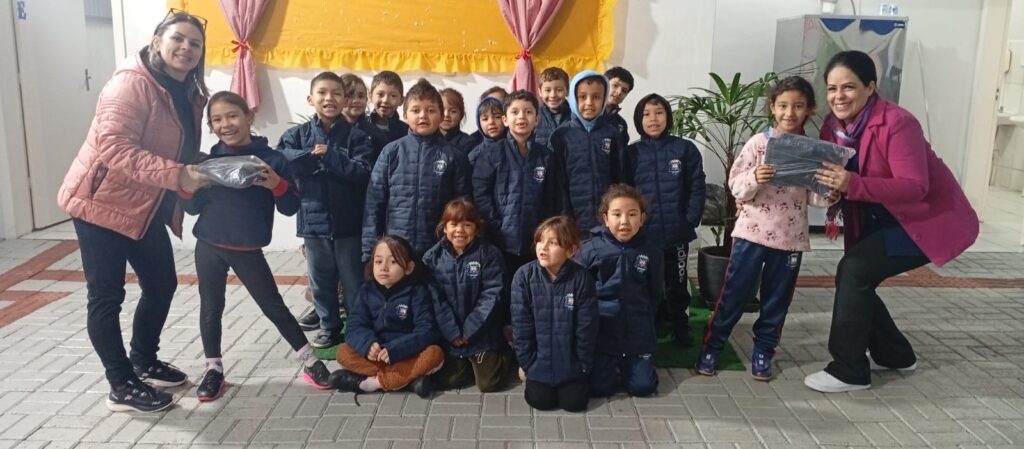 583dc7a7-c4a2-4aa9-a780-96f536f39512-1-1024x449 Estudantes da Rede Municipal de Caçador recebem jaquetas para o inverno!