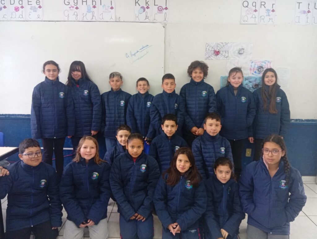 5b0fbe56-4489-42f7-9409-a75bde8b3e1f-1024x771 Estudantes da Rede Municipal de Caçador recebem jaquetas para o inverno!