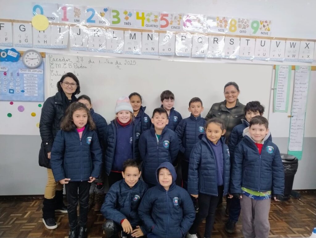 ab47f2f9-154e-4325-9cb4-18dca4c49532-1-1024x771 Estudantes da Rede Municipal de Caçador recebem jaquetas para o inverno!