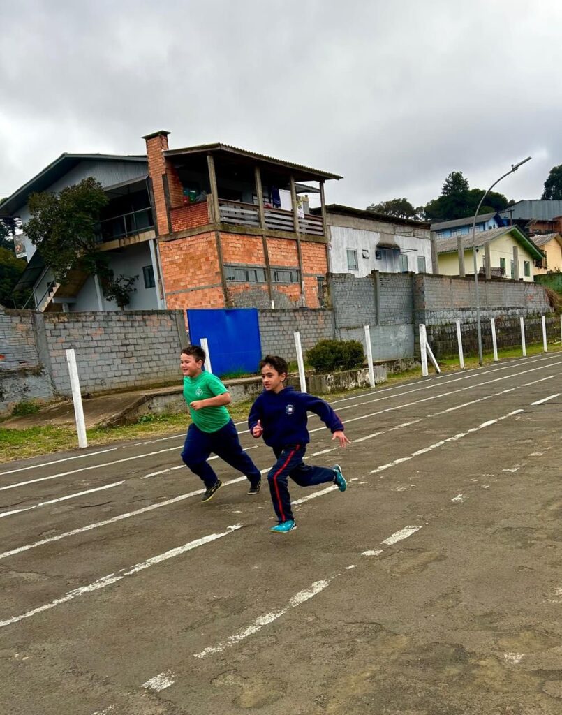 09324910-85e4-452d-b207-087d86db3c92-805x1024 Esporte, Energia e Emoção: Vereda dos Trevos em Ritmo de Atletismo!