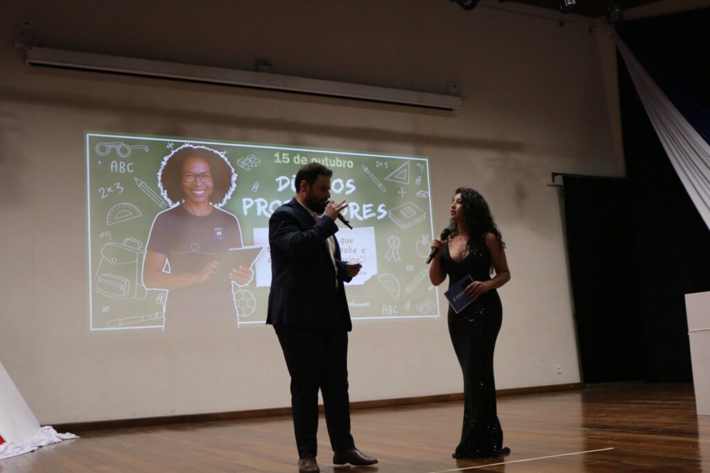 565236770_1105037148459010_3449172179125265448_n-2-1024x683 Maior evento da história da educação municipal celebra o Dia dos Professores e entrega de Chromebooks %image