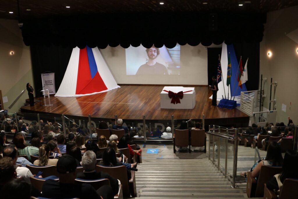 565666145_1105036588459066_7320500946048502186_n-1-2-1024x683 Maior evento da história da educação municipal celebra o Dia dos Professores e entrega de Chromebooks %image