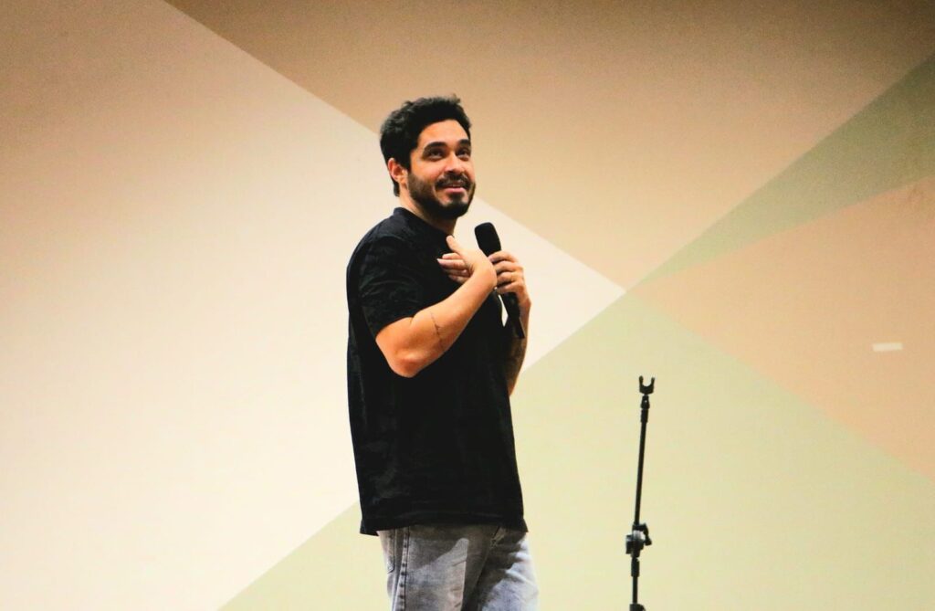 WhatsApp-Image-2025-10-22-at-17.14.55-1024x669 Show de humor com Diogo Almeida encerra com chave de ouro a programação do Mês dos Professores %image