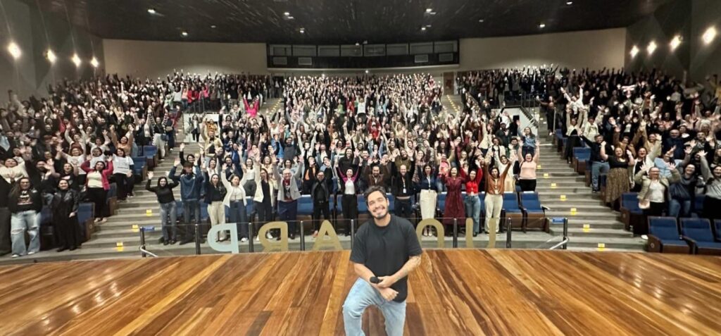 WhatsApp-Image-2025-10-22-at-17.14.56-1-1024x477 Show de humor com Diogo Almeida encerra com chave de ouro a programação do Mês dos Professores %image