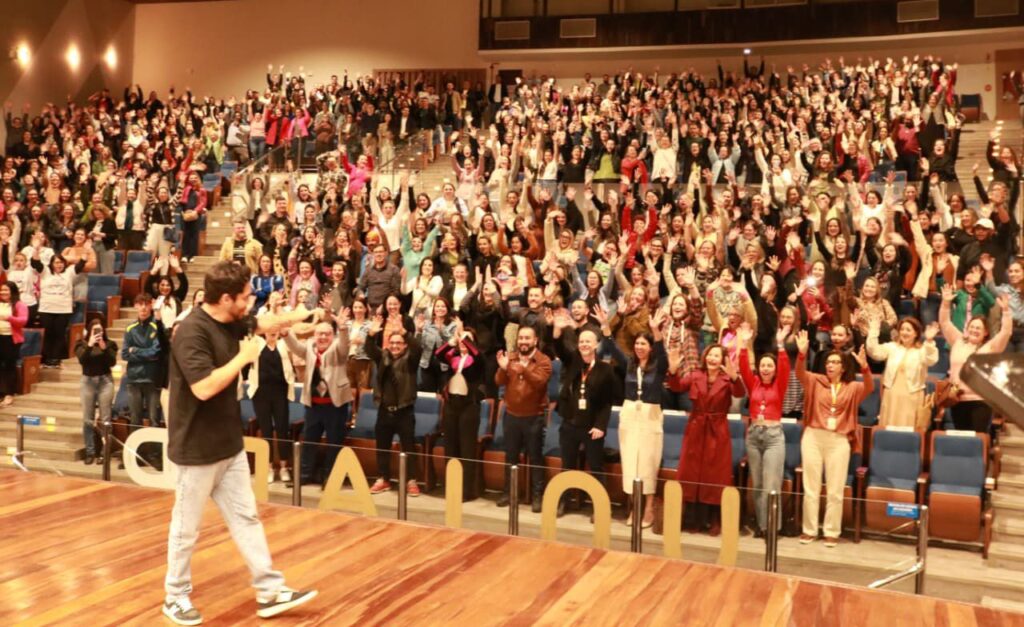 WhatsApp-Image-2025-10-22-at-17.14.56-1024x627 Show de humor com Diogo Almeida encerra com chave de ouro a programação do Mês dos Professores %image