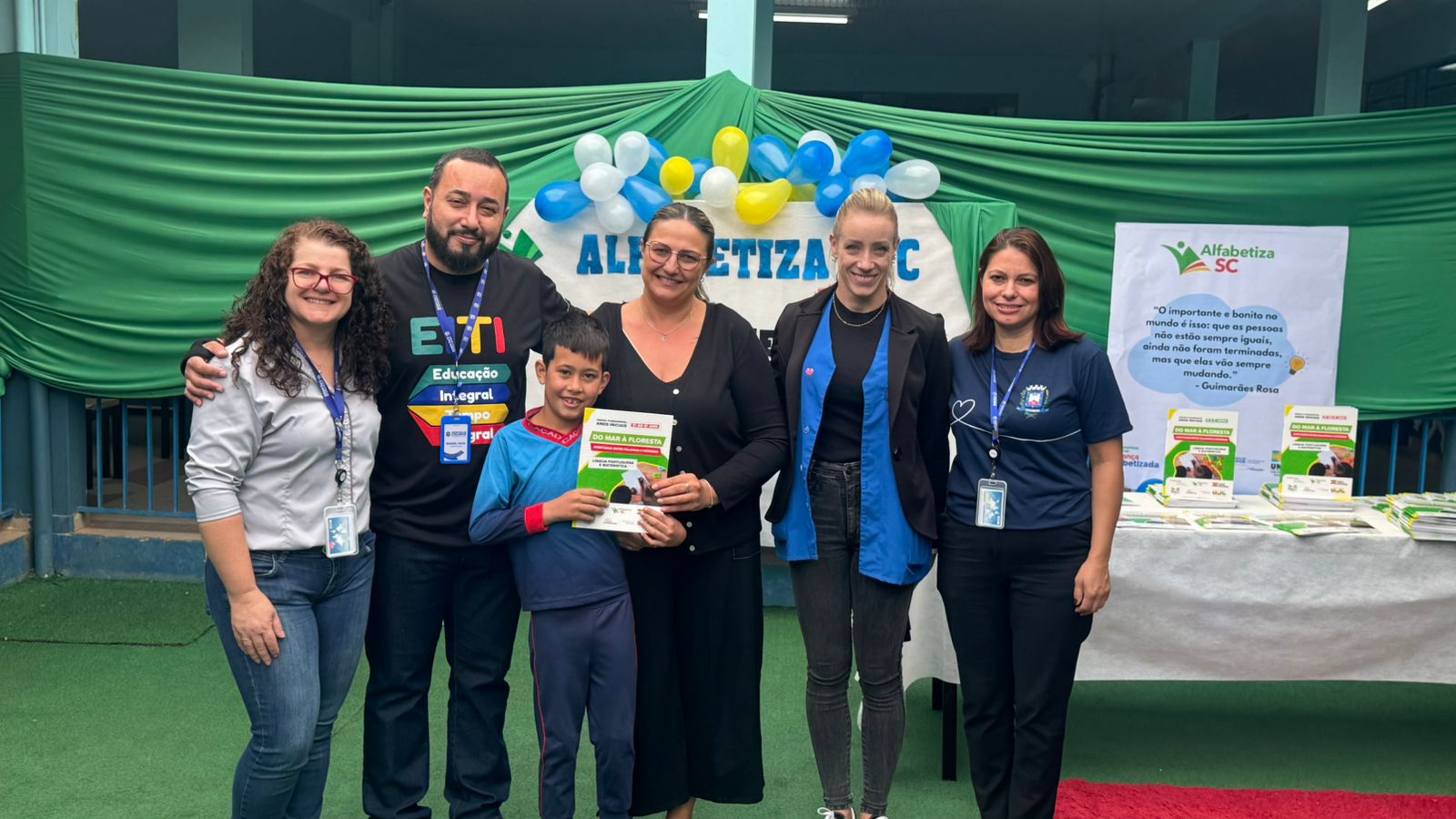 WhatsApp-Image-2026-02-23-at-11.25.53-1 Estudantes da rede municipal de Caçador recebem cartilhas do Alfabetiza SC %image